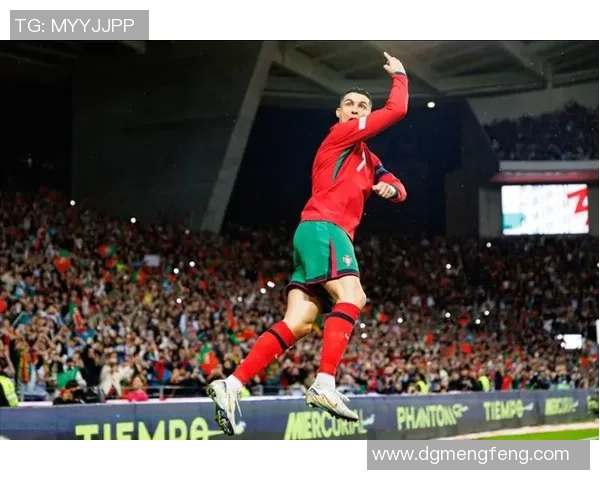 足球巨星赛场挥手瞬间引发全场热烈回应成为焦点画面